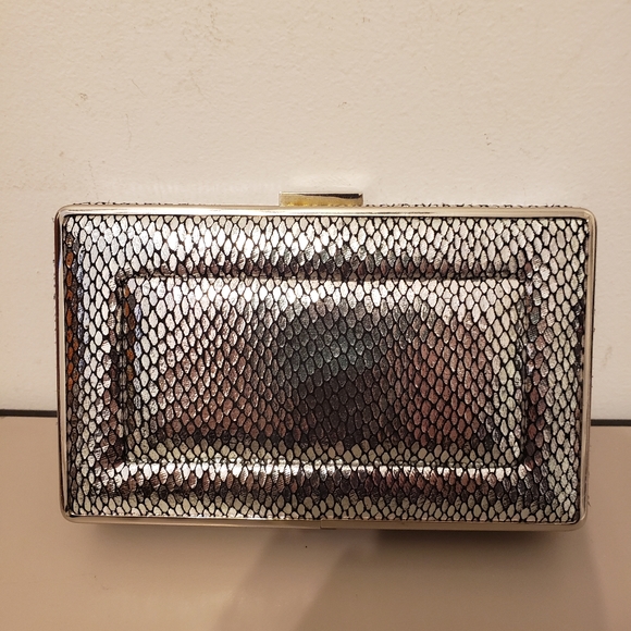 WHITE/HOUSE/BLACK/MARKET chain/multi lengths 6.5" wide 4"tall clutch 25.00 OFF - Picture 5 of 5